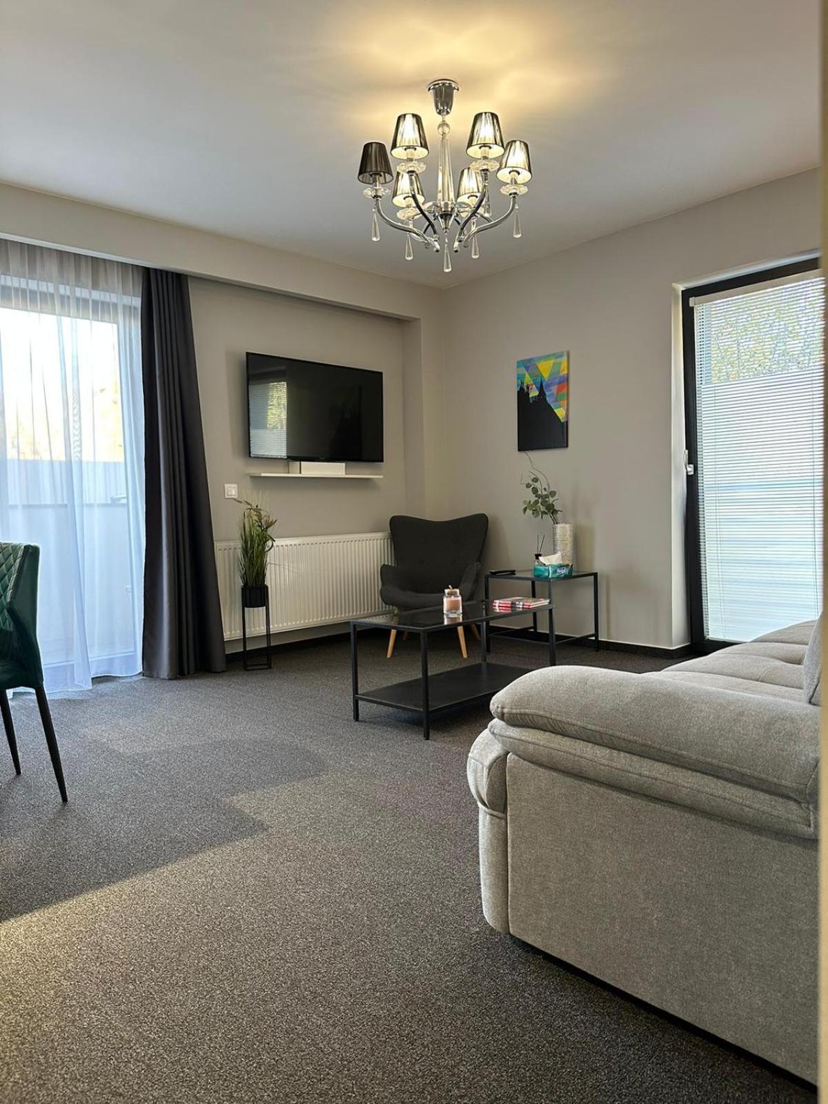 Luxury Glam Apartments & Studios Near Coresi Mall Brașov Exterior foto