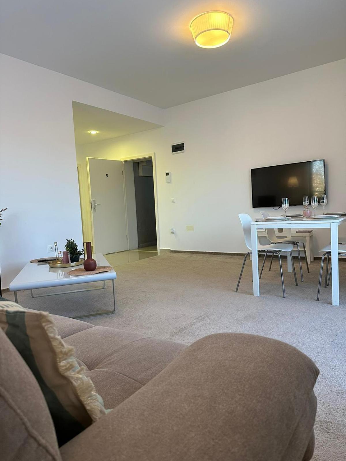 Luxury Glam Apartments & Studios Near Coresi Mall Brașov Exterior foto