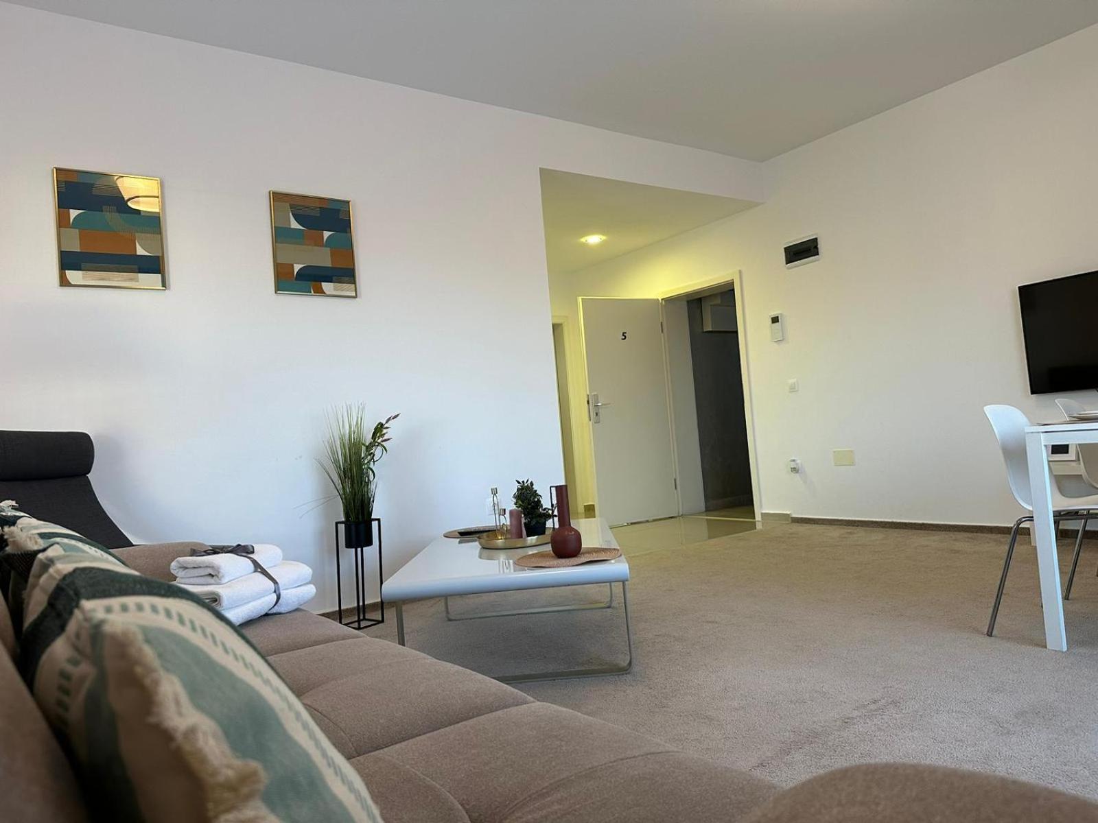 Luxury Glam Apartments & Studios Near Coresi Mall Brașov Exterior foto